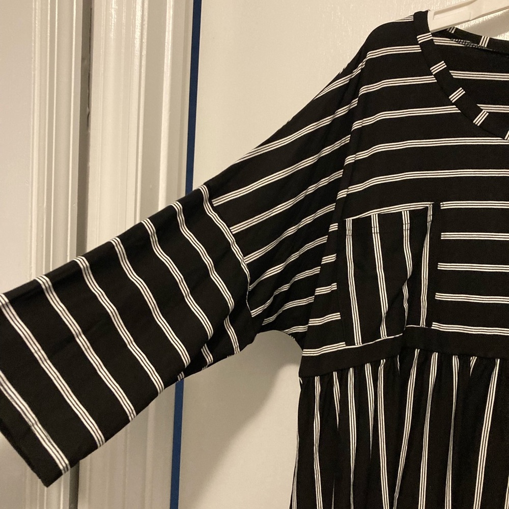 Suzanne Betro Black dress round neck and 3/4 sleeves

Fresh and comfy